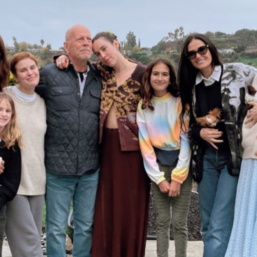 Bruce Willis, rodeado de su familia y muy animado, reaparece en un vídeo cantando mientras celebra su 68 cumpleaños