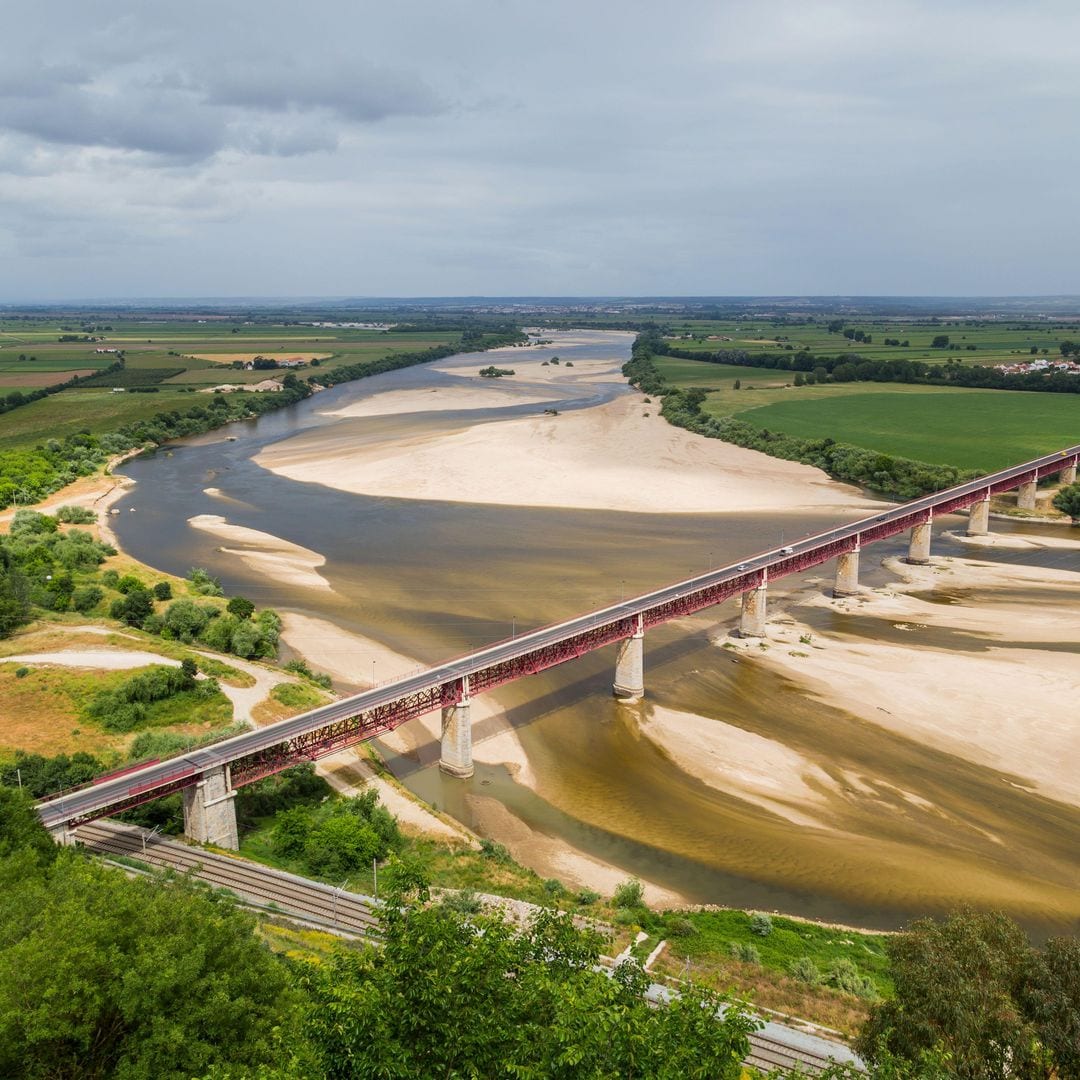 Puente Dom Luis I de Santarem, Portugal, desde el Jardín Portas do Sol