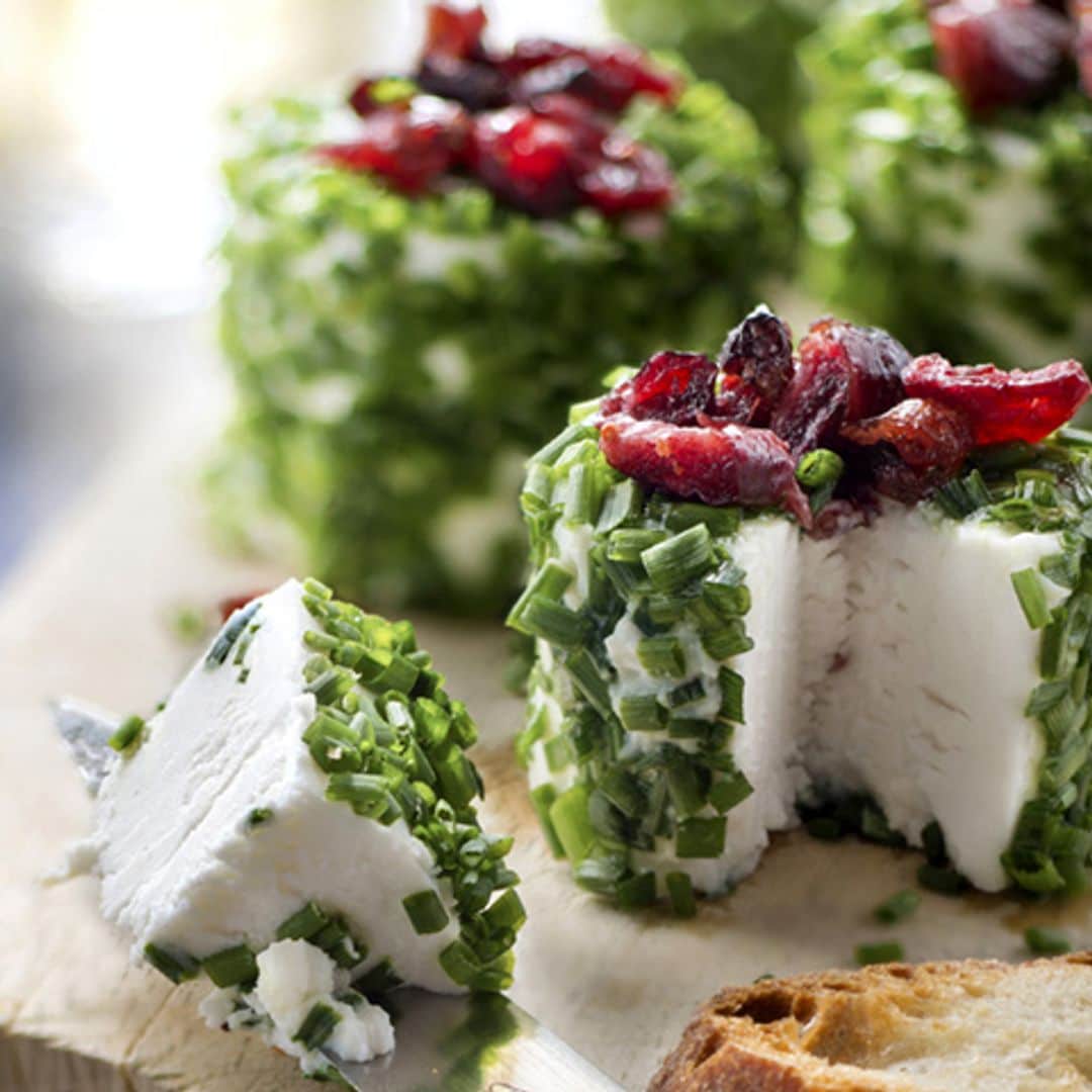 Quesito de cabra rebozado en cebollino con arándanos