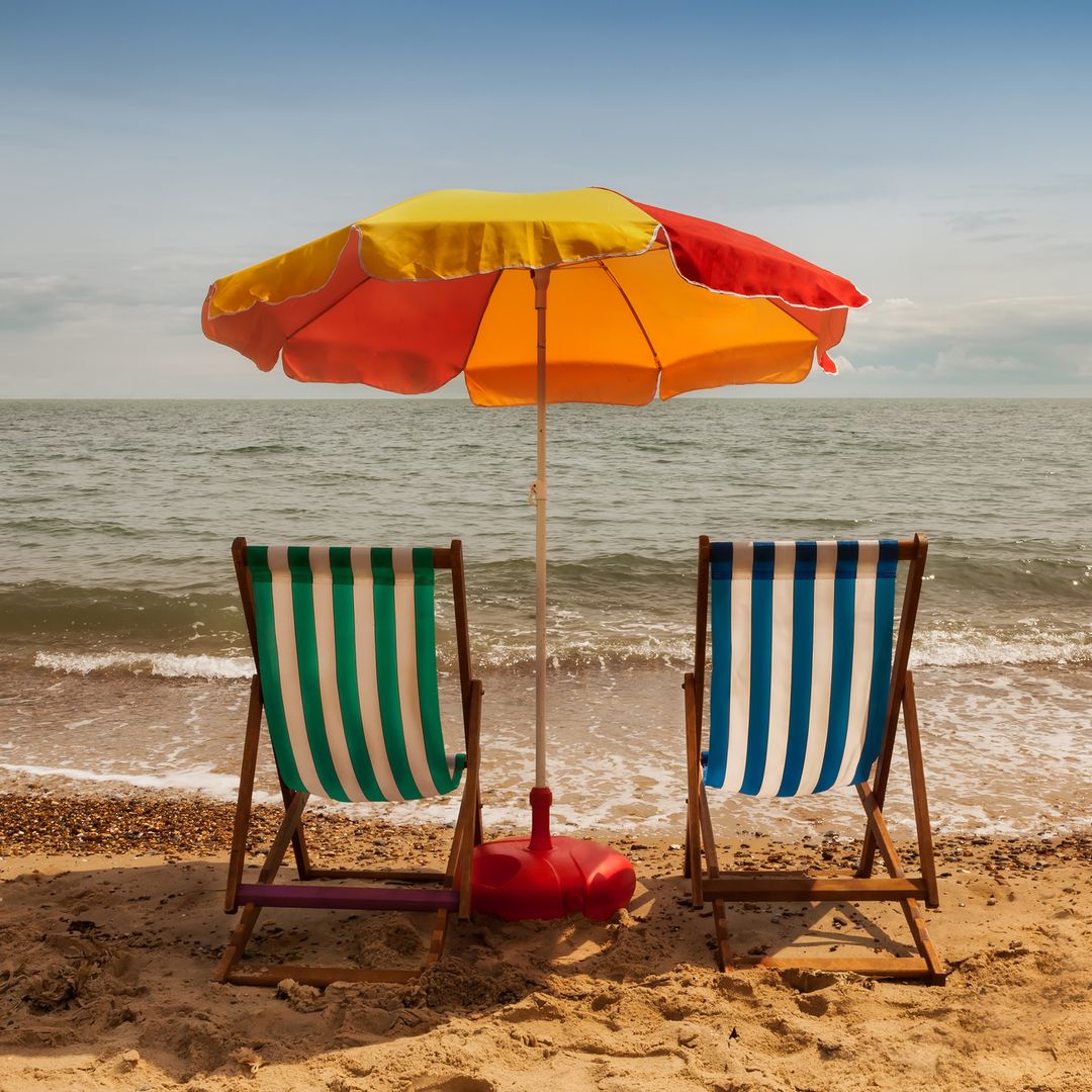 El kit completo para la playa pasa por estas sillas y sombrillas de Amazon con envío rápido
