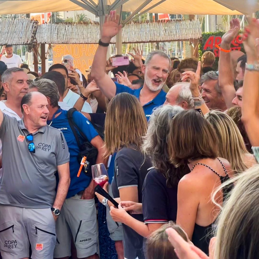 Felipe VI y su tripulación pasan de navegar a bailar al ritmo de Jaime Anglada: las mejores imágenes