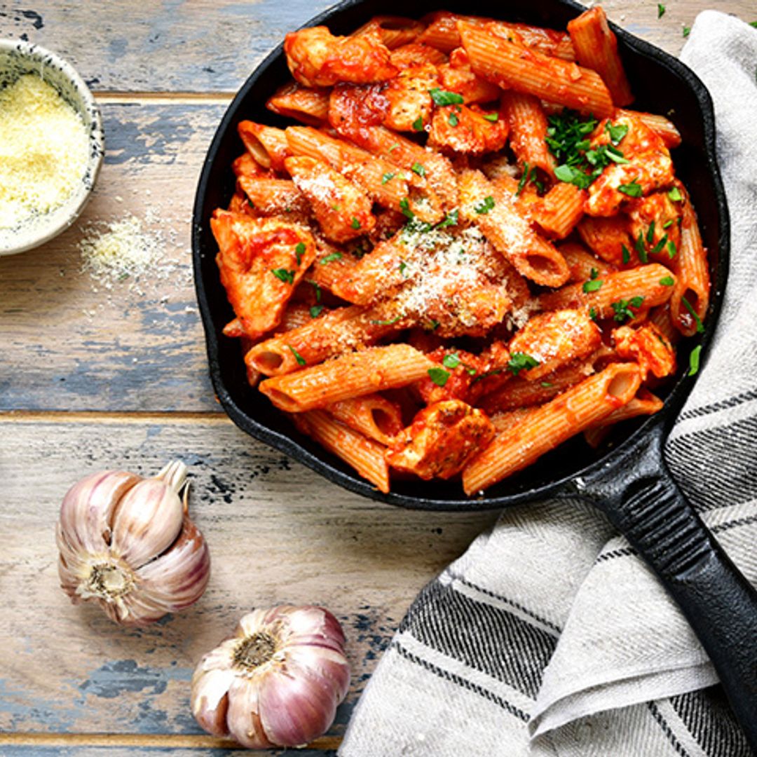 Macarrones con ragú de pollo de corral