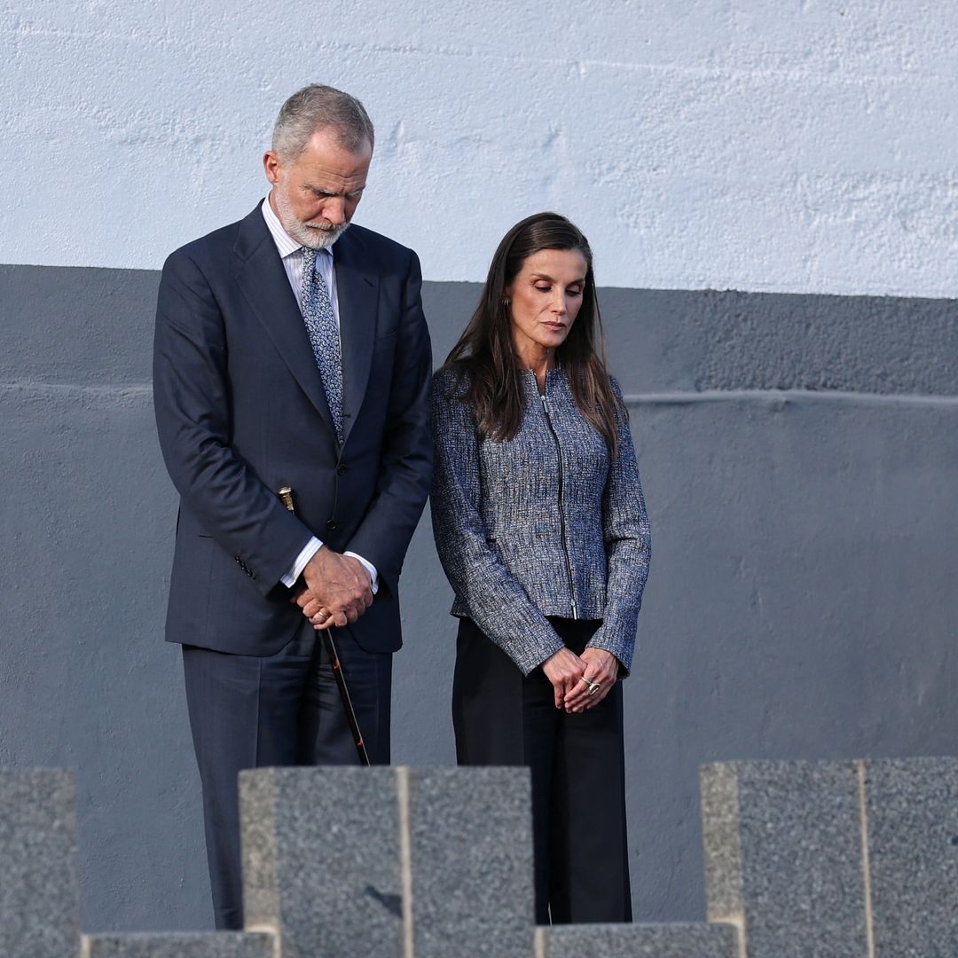 Los reyes Felipe y Letizia rinden homenaje a las víctimas de la tragedia de Ceuta: la tristeza y el respeto ante los 90 fallecidos