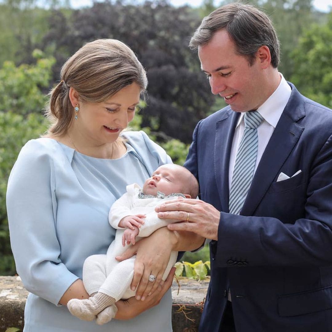 Con sus felices padres y ante un antepasado, los nuevos retratos de Charles de Luxemburgo