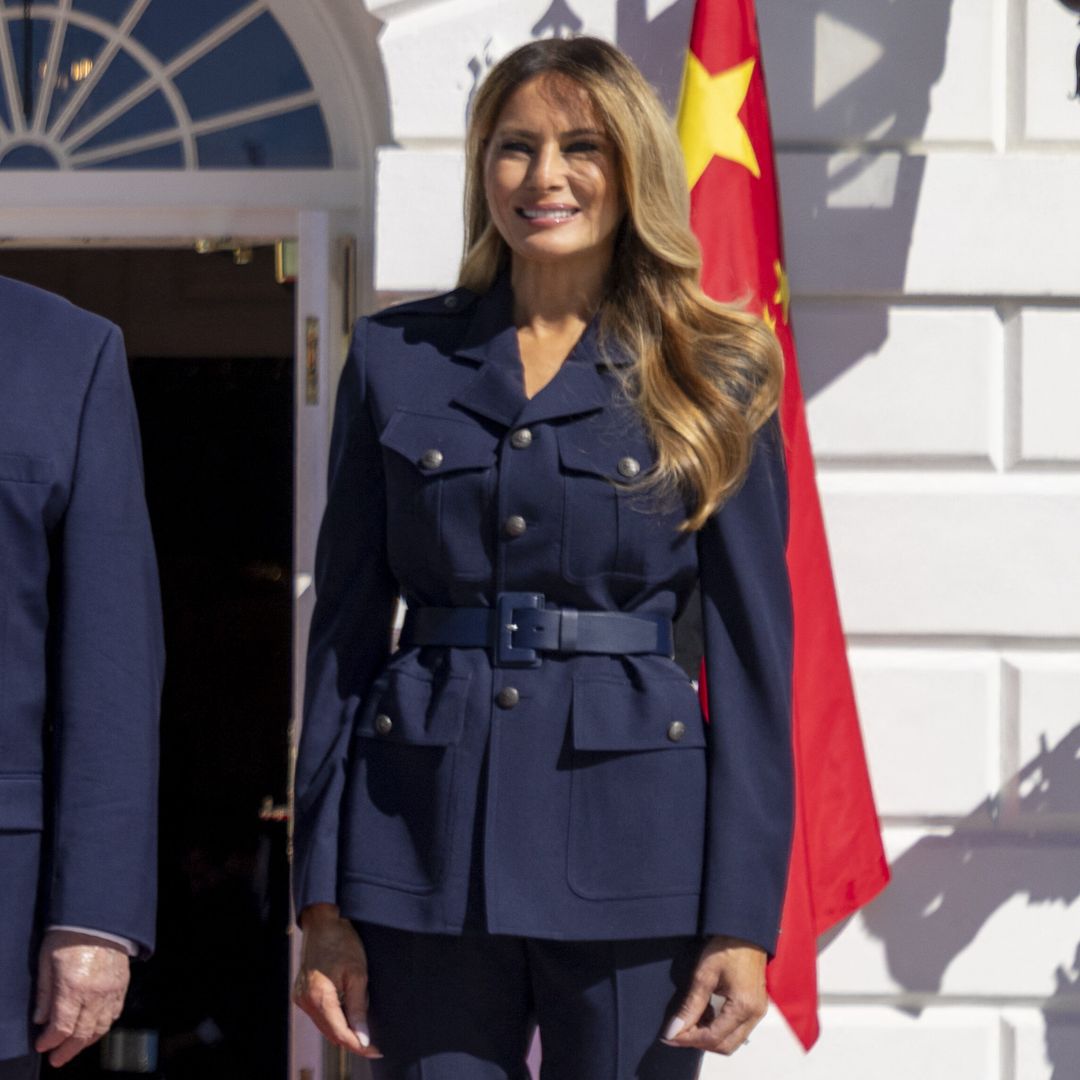 Melania Trump se pone los pantalones para recibir a Xi Jinping: el traje azul marino que convierte la sastrería en su particular uniforme de primera dama