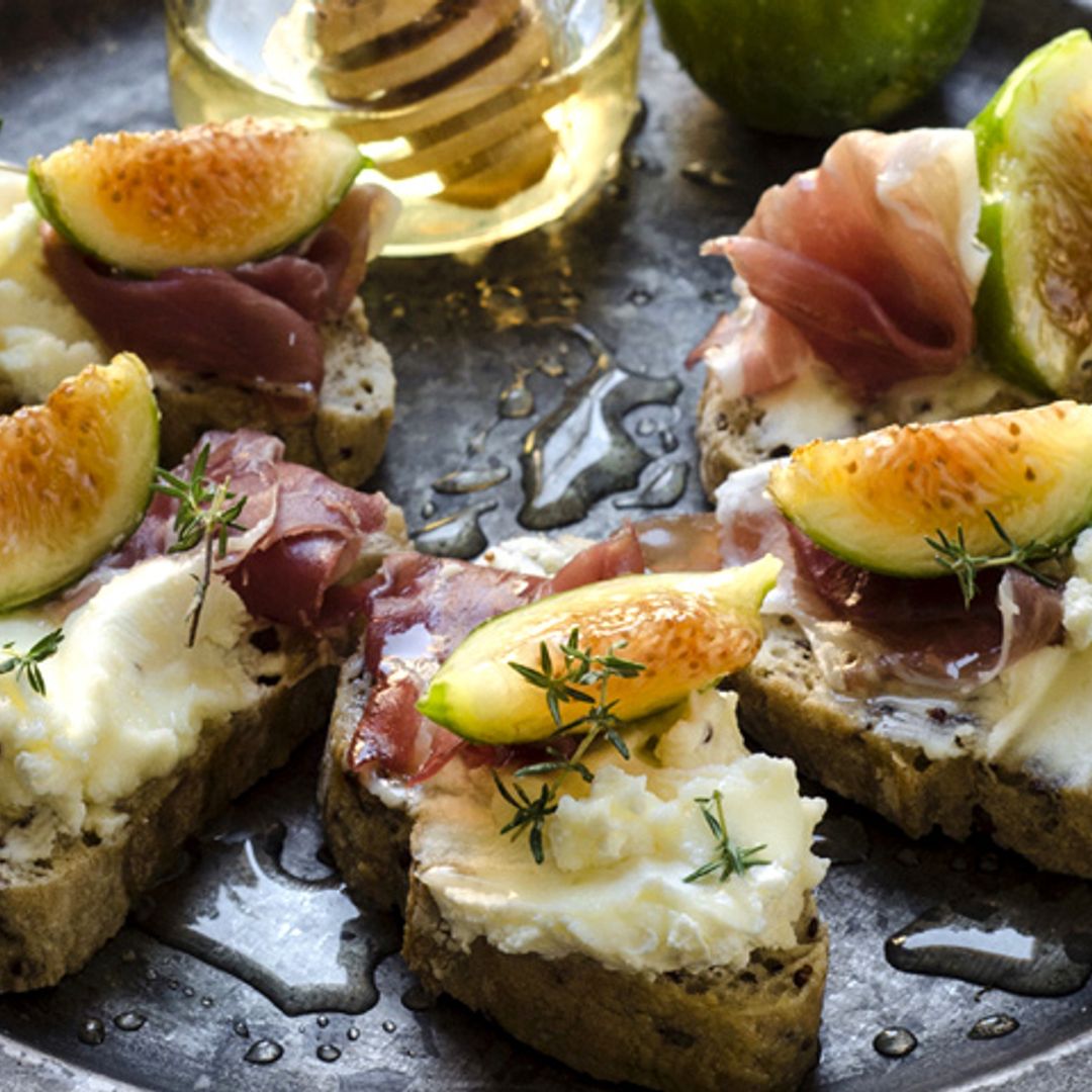 Tostas de queso de cabra con jamón, higos y miel