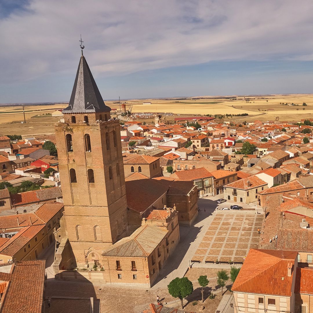 La torre de San Nicolás de Bari sobresale sobre los tejados de Madrigal de las Altas Torres, Ávila