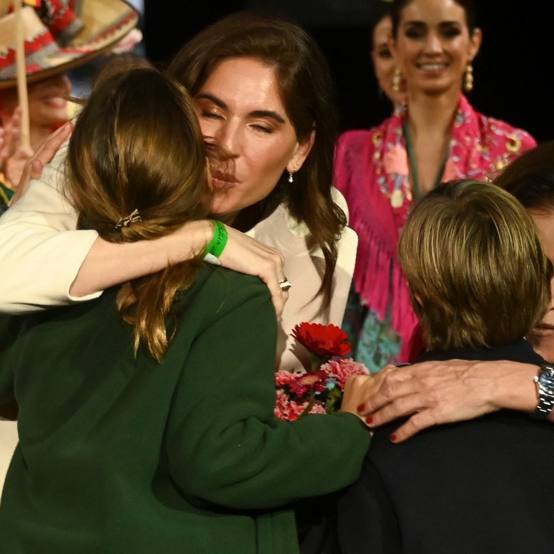 Francisco y Cayetana Rivera, el apoyo incondicional de Lourdes Montes en su desfile más especial con sorpresa final