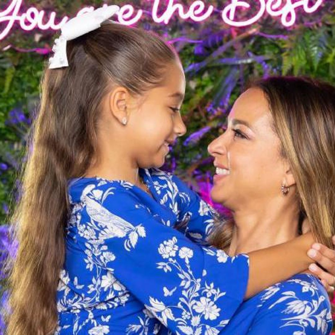 Adamari López recibe a su hija en Miami con una gran sorpresa ¡en pleno aeropuerto!