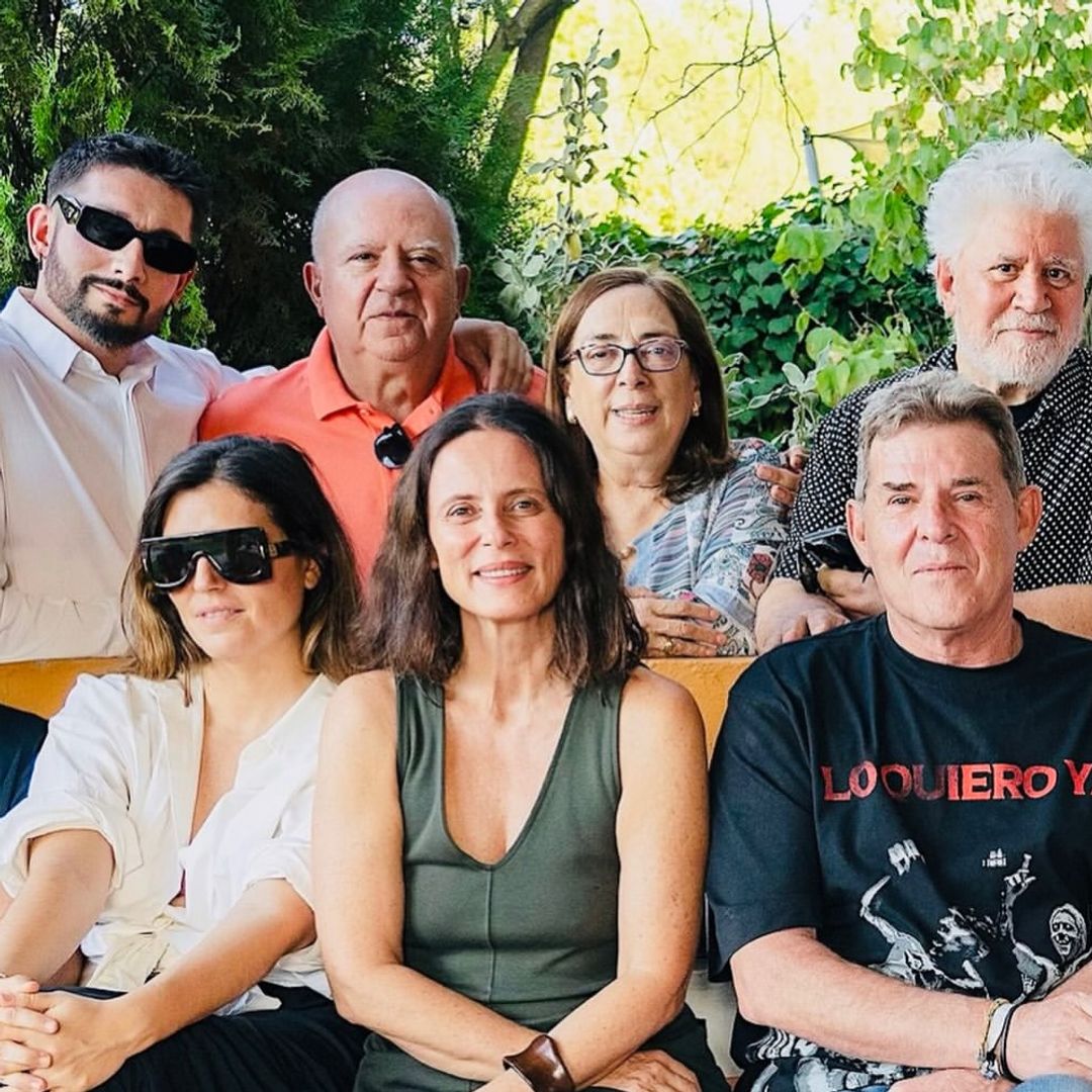 Paella, piscina y toda su 'troupe': así ha celebrado Pedro Almodóvar su 77º cumpleaños en su casa de campo con Penélope Cruz y Aitana Sánchez-Gijón