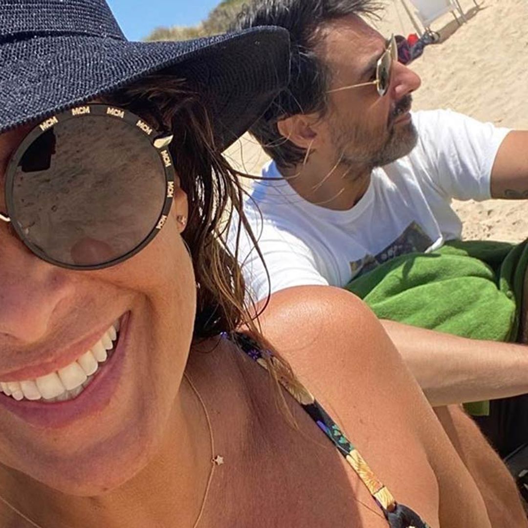 Bailes de alegría y lecturas en la playa, las vacaciones de Nuria Roca y Juan del Val