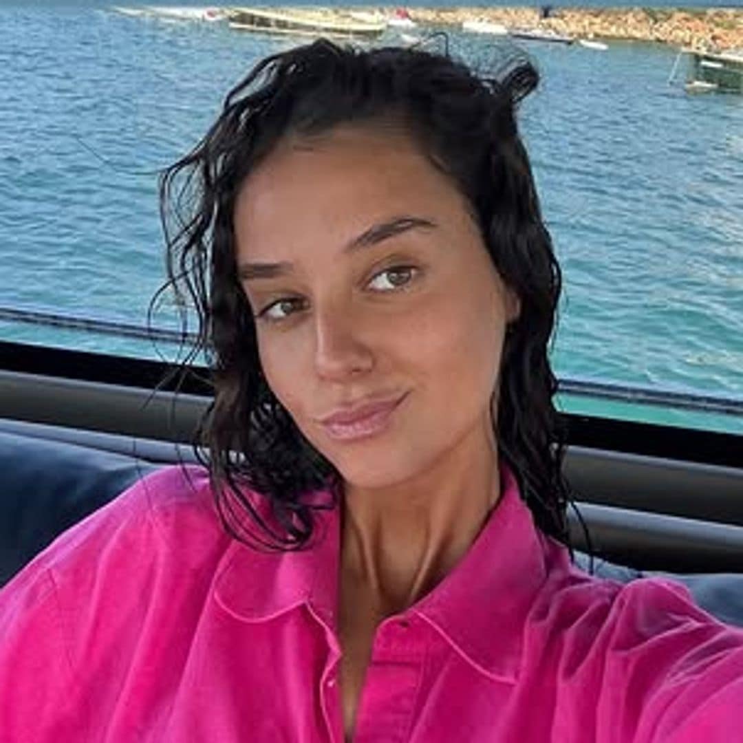 El truco de estilo de Victoria Federica para resaltar el bronceado sin sol ni maquillaje