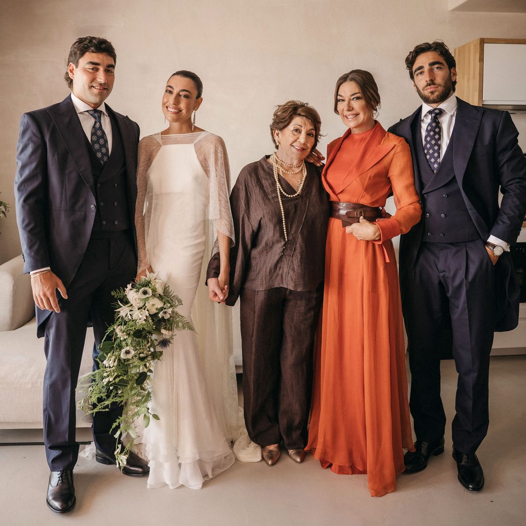 Claudia junto a su madre; sus dos hermanos, Miguel Ángel (izquierda) y Nicolás, y su abuela materna, Amalia Armengou