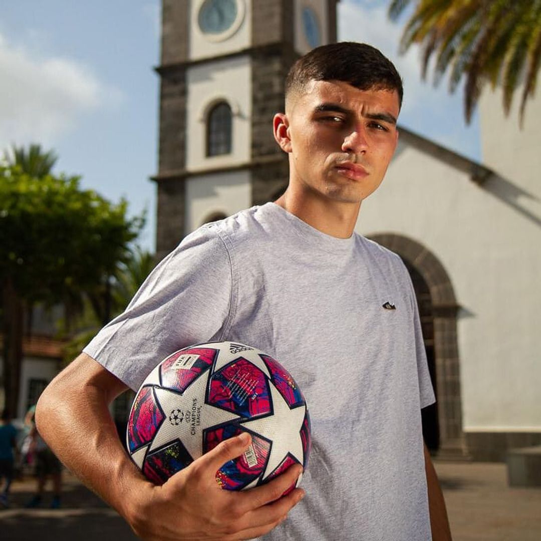 Pedri, jugador de la selección española en su pueblo de tenerife, Tegueste