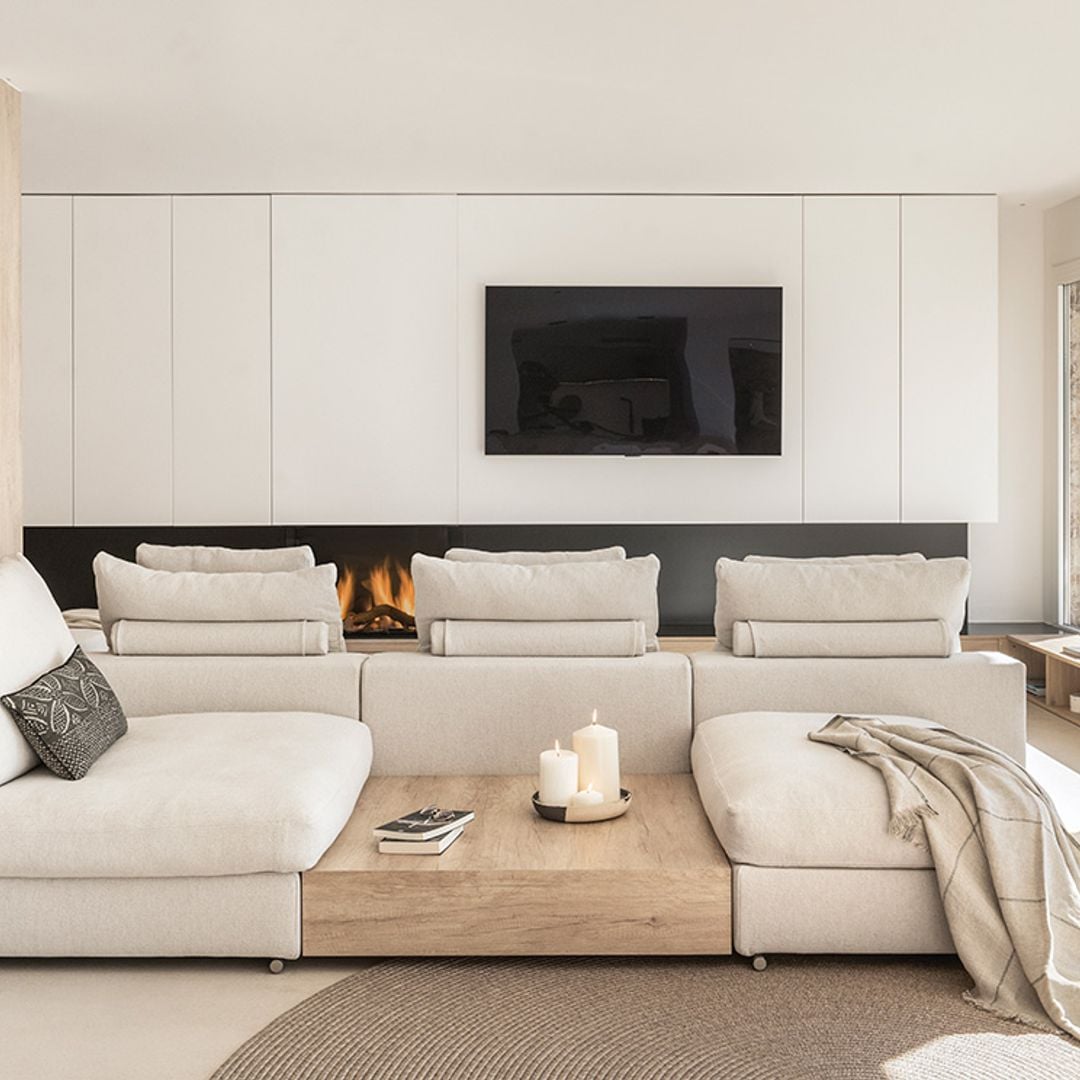 ¿Cómo son esas paredes del salón que combinan televisor y chimenea? ¡Espectaculares!