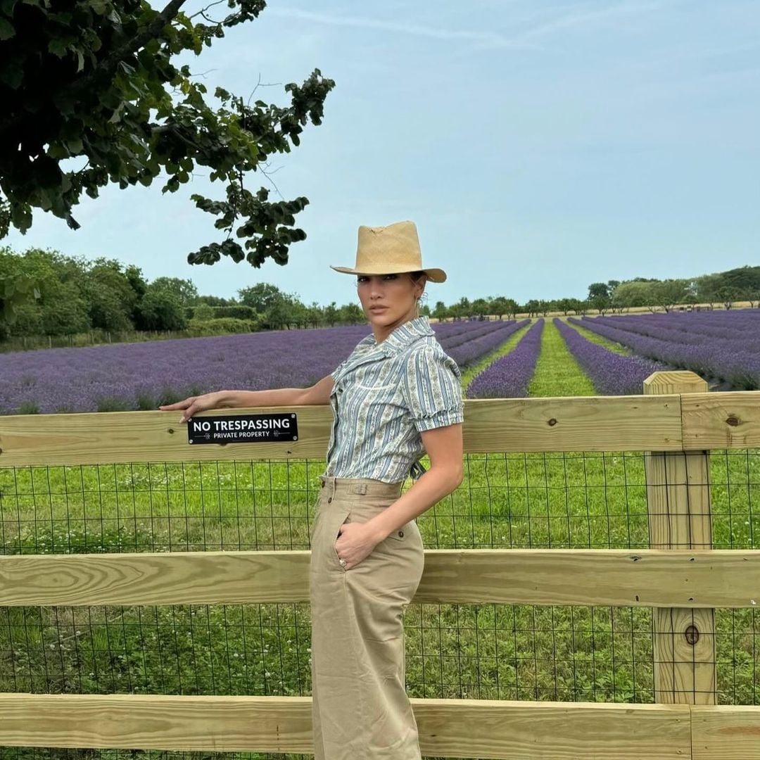 Jennifer Lopez se rinde al look ‘cottagecore’ con camisa de flores y capazo de lujo