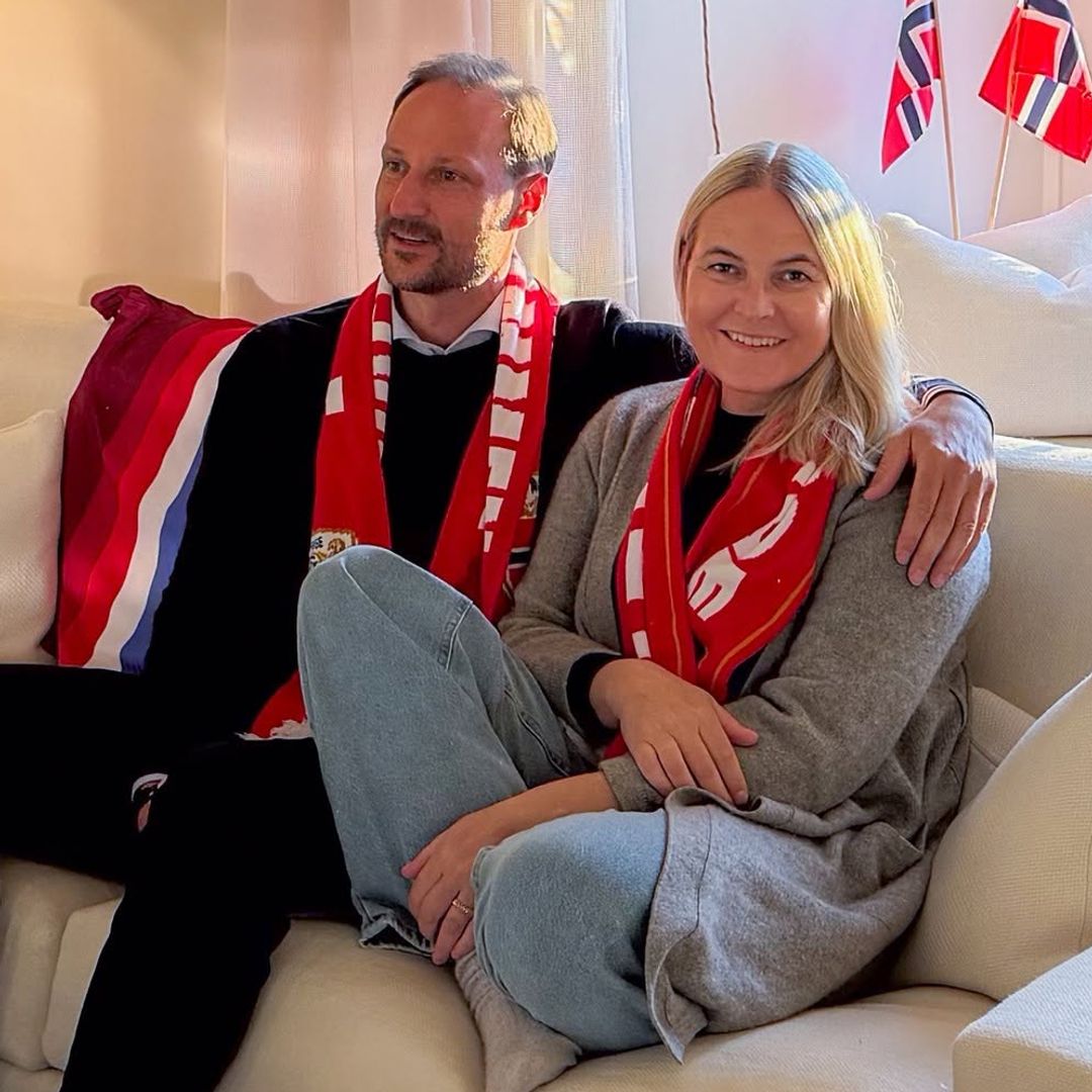 Primera foto de Mette-Marit de Noruega tras su trasplante de pulmón: abrazada a Haakon y viendo el Mundial