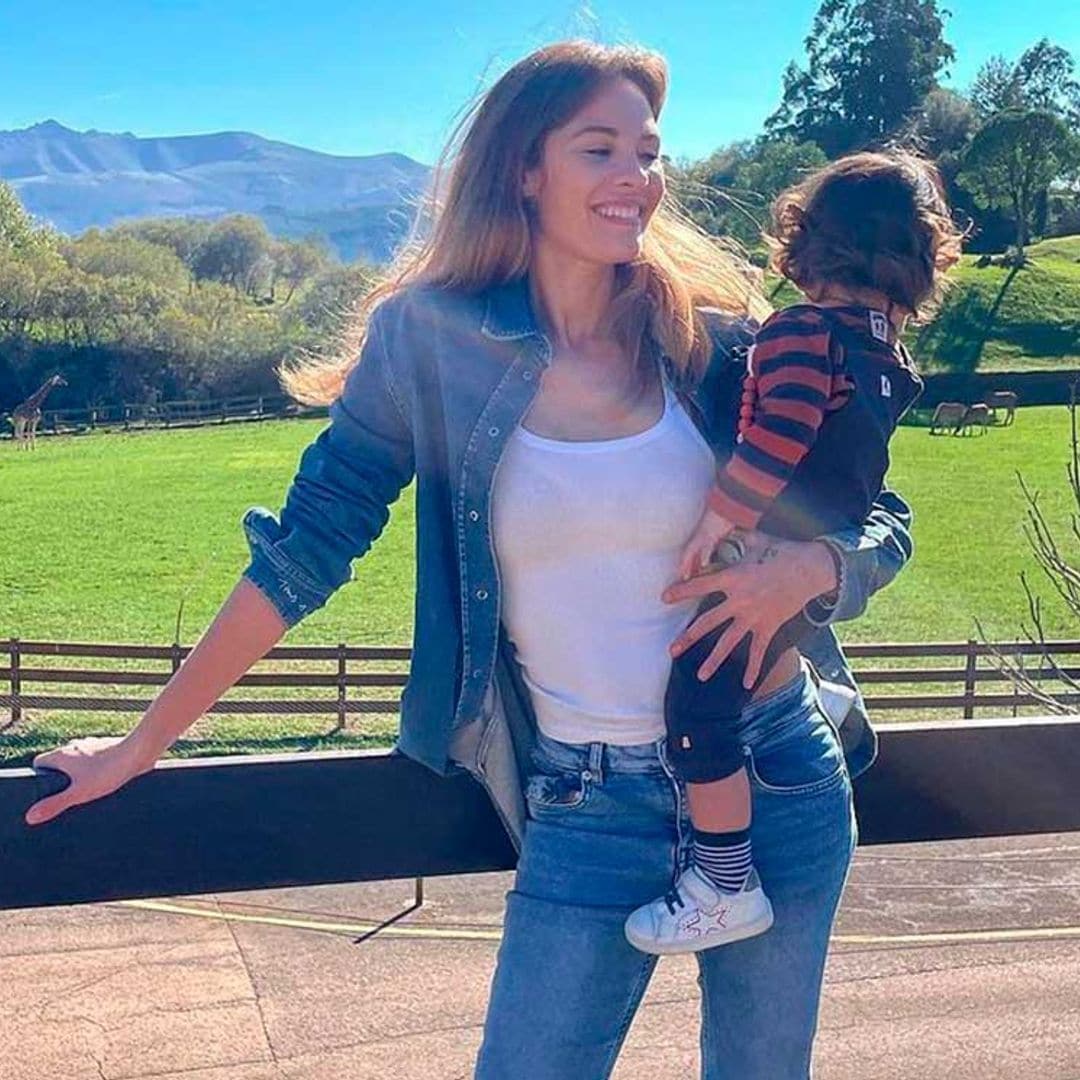 Jessica Bueno vuelve a sonreír en su pueblo sevillano rodeada de sus tres hijos y con el calor de los suyos