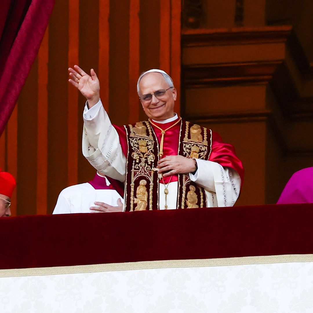 Papa León XIV: conoce qué significa cada pieza de su vestimenta