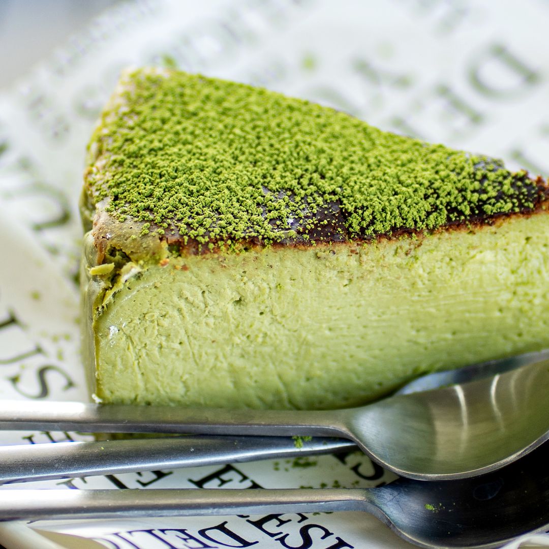 Cremosa, diferente y resultona: la tarta de queso perfecta para celebrar el ‘Día del té matcha’
