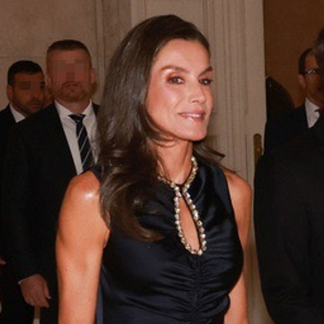 La reina Letizia, refinada elegancia con guiño a Francia para despedir a Emmanuel y Brigitte Macron: un vestido negro con escote lágrima de pedrería