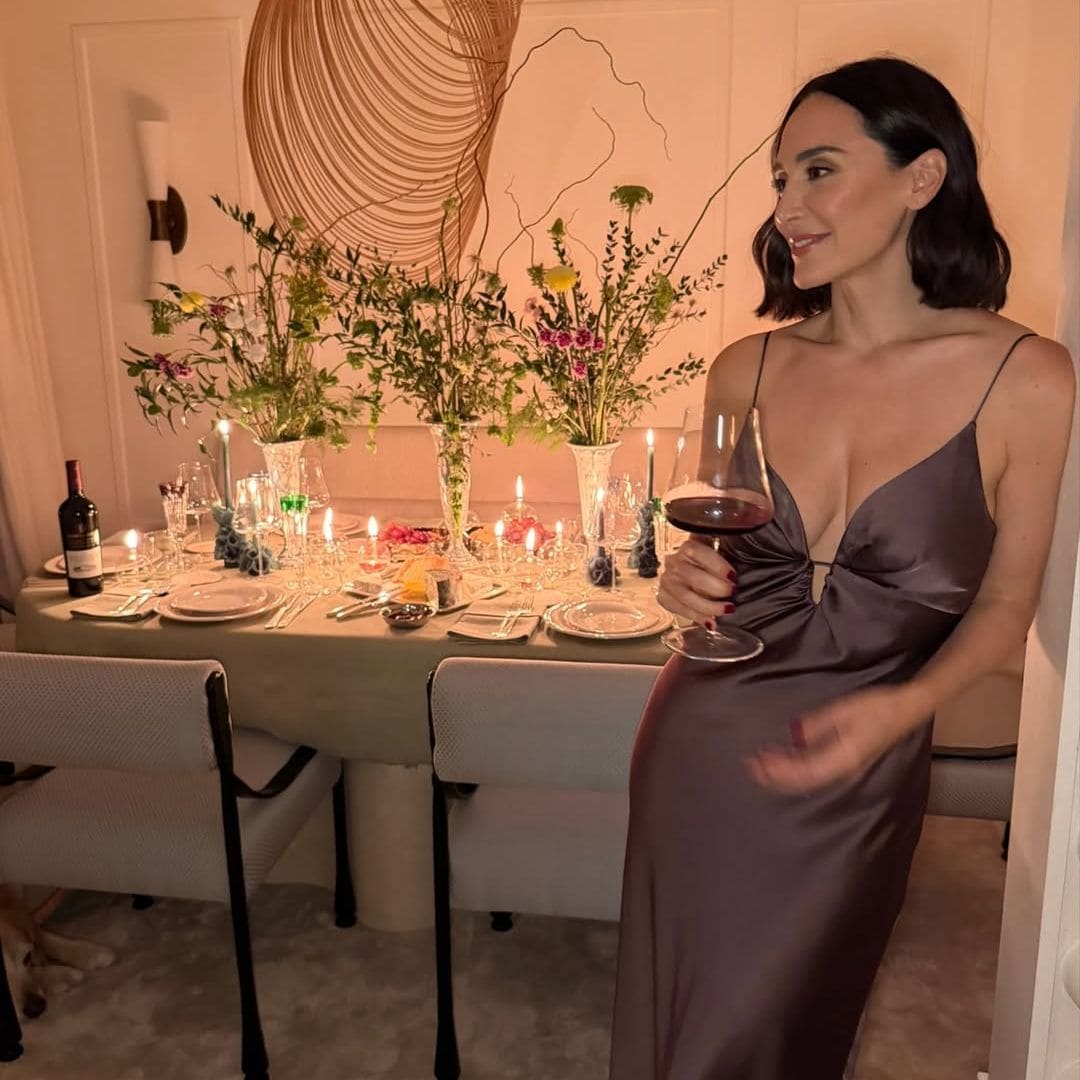 Tamara Falcó deslumbra en su 44 cumpleaños con un vestido satinado ideal para Navidad (y sorprendentemente asequible)