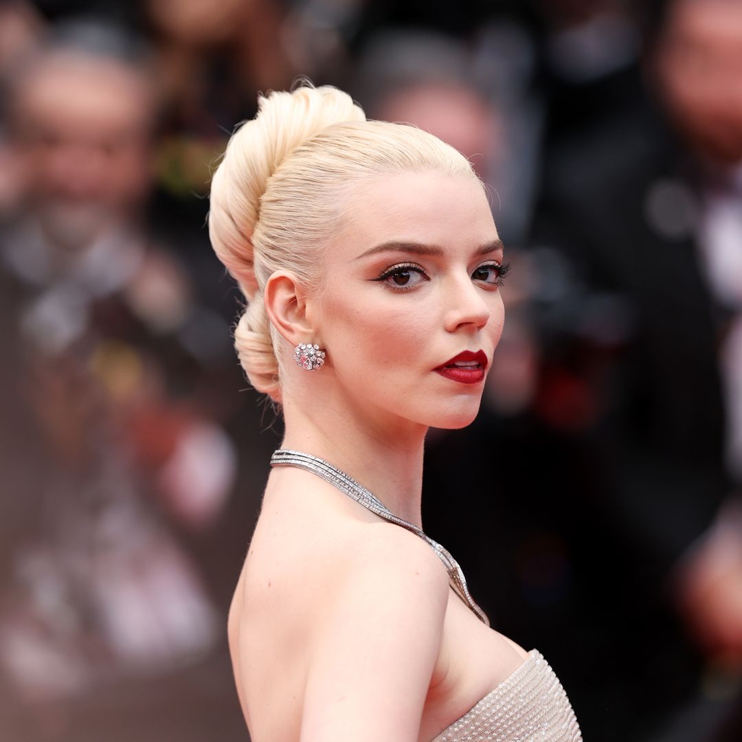El sencillo moño de Anya Taylor-Joy es perfecto para estar lista (y guapísima) en tres minutos