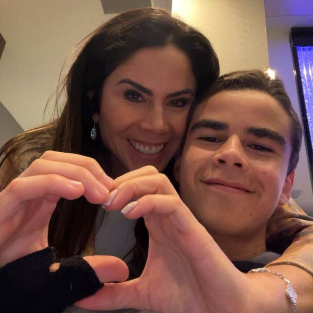 Paola Rojas se reencuentra con su hijo Paulo en el extranjero y confiesa lo difícil que es despedirse de él