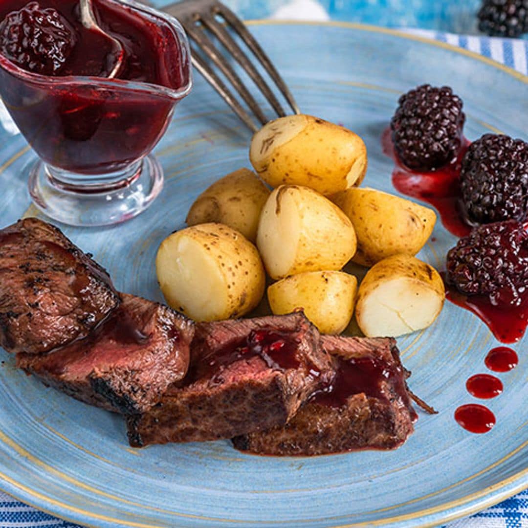 Lomo de vaca con patatas y salsa de moras