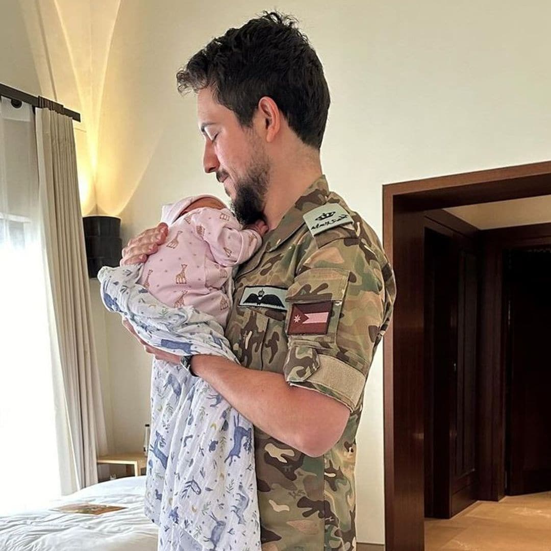 La curiosa foto inédita de Hussein de Jordania vestido de militar con su bebé en brazos: 'Mi preciosa'