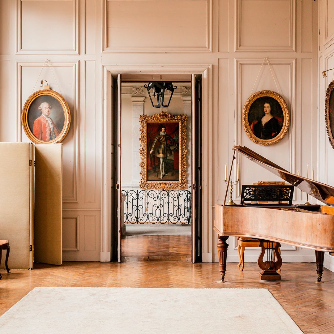 En el interior del castillo, hay una hermosa colección de cuadros italianos, adquiridos, en 1784, por Jacques de Pennautier durante su "Gran Tour" en Italia; un conjunto muy bonito que ilustra la excelencia del arte italiano en el siglo XVIII.