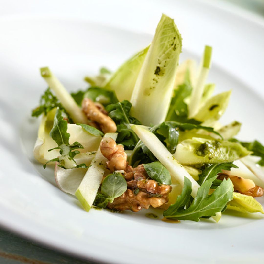 Ensalada de verduras, nueces y salsa de queso