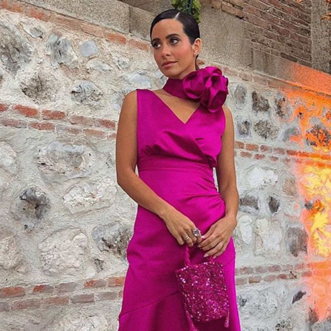 Las invitadas con más estilo añaden una flor a su cuello