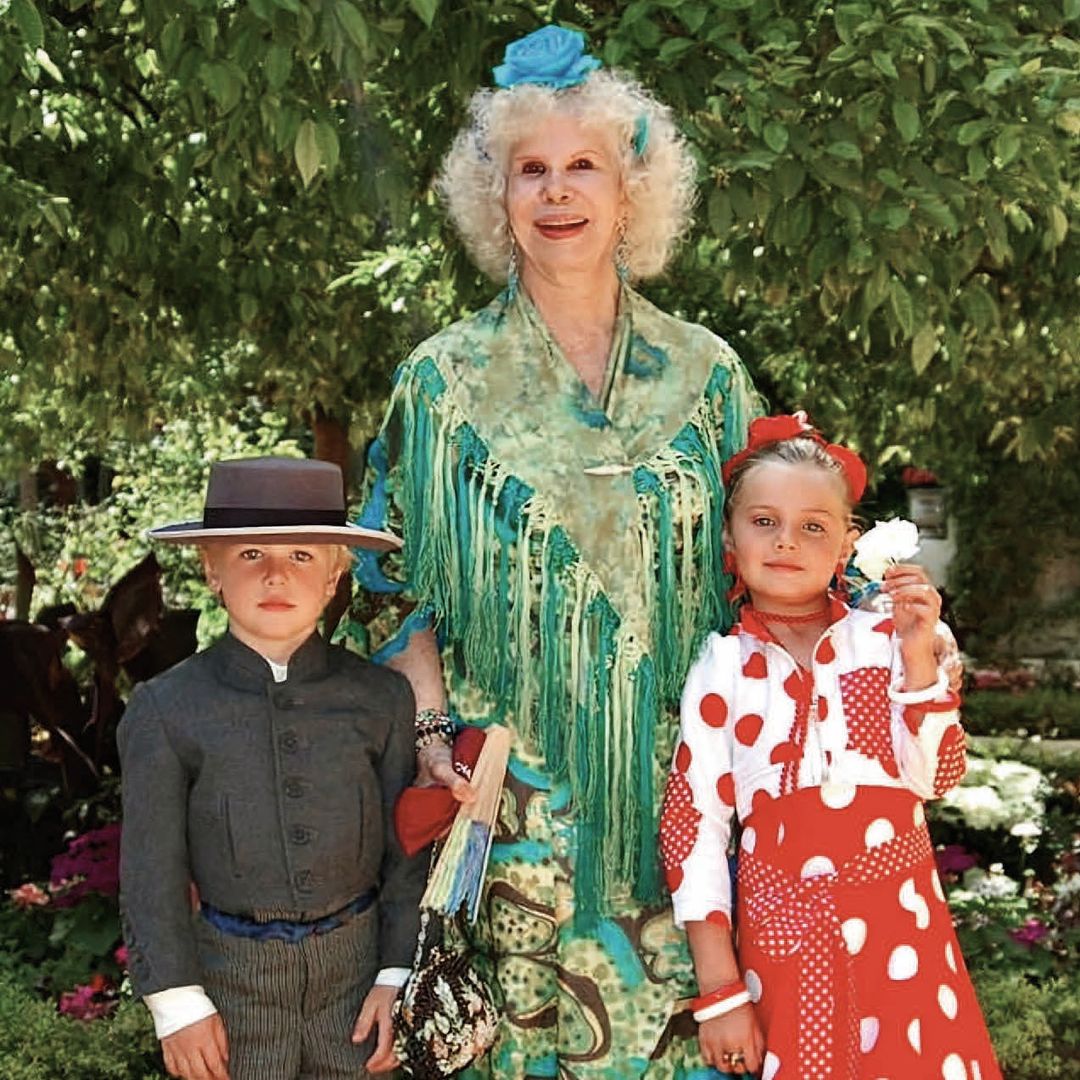 La duquesa de Alba Cayetana Fitz-James Stuart con sus nietas mellizos 