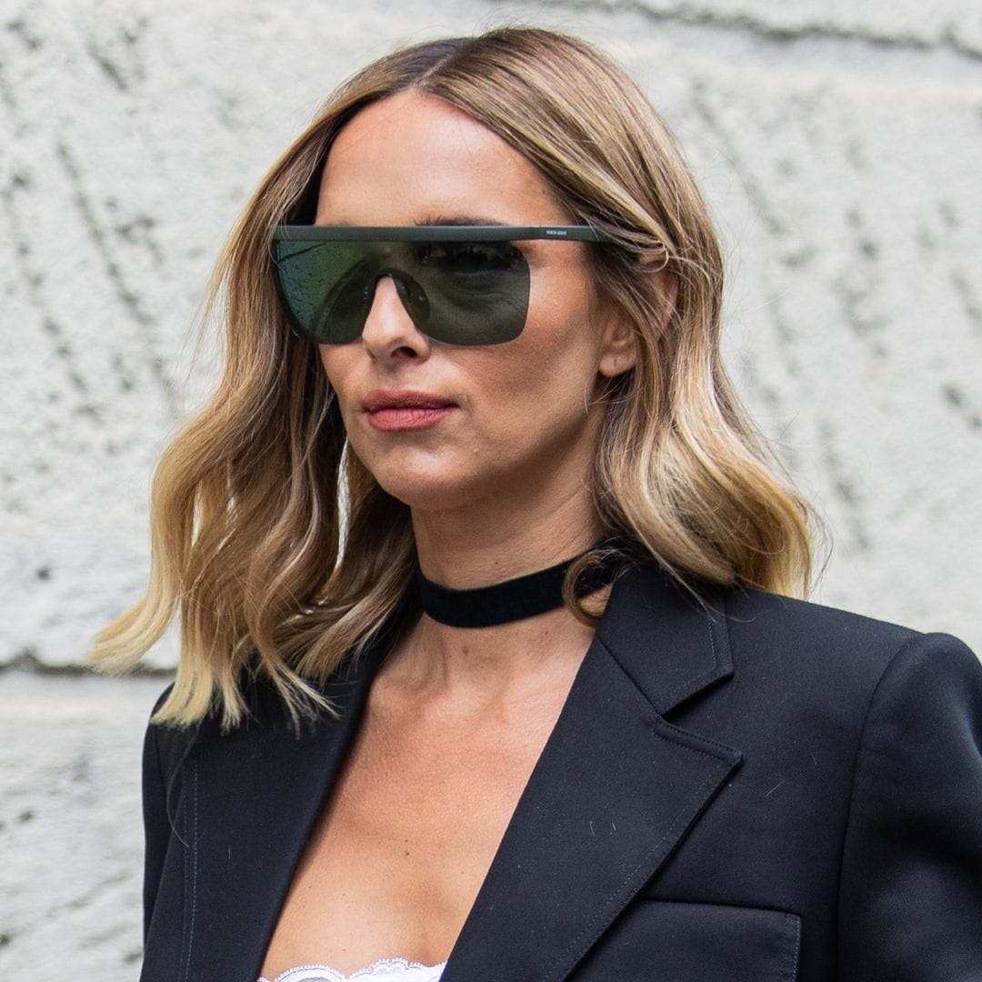 Candela Pelizza con vestido de lunares y chaqueta de cuero en la Semana de la Moda de Milán