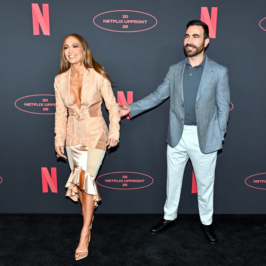 Jennifer Lopez y Brett Goldstein en un evento de Netflix en Nueva York el 13 de mayo de 2026