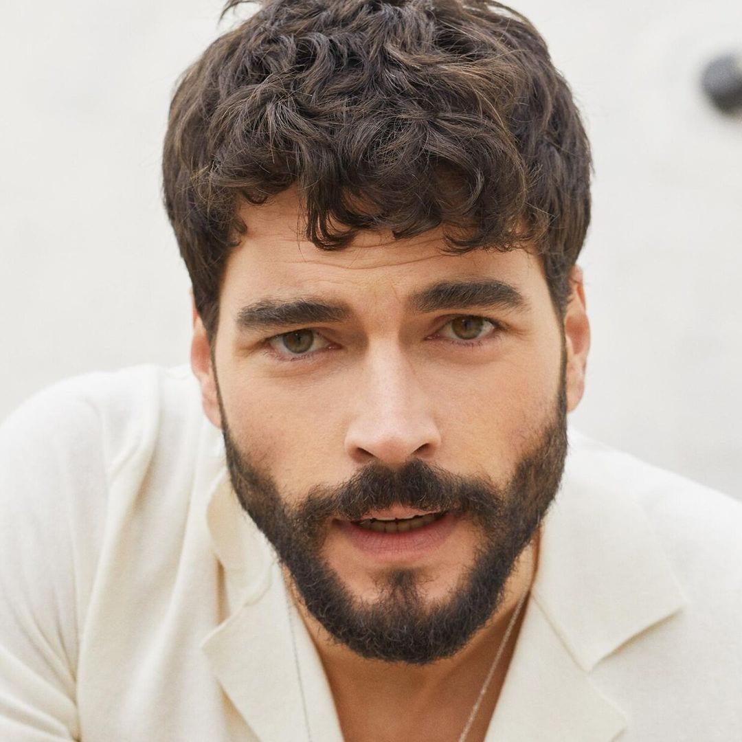 Conoce más de Akin Akinözü, el galán turco de ‘Amor y traición’ que está arrasando en Telemundo