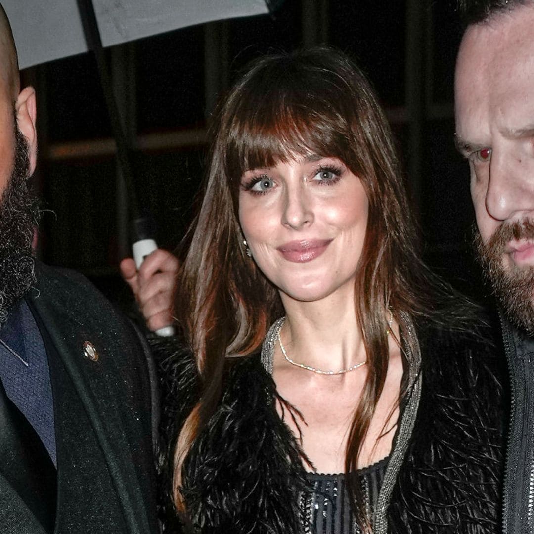 Dakota Johnson, arropada por Melanie Griffith y Antonio Banderas tras su gran noche televisiva