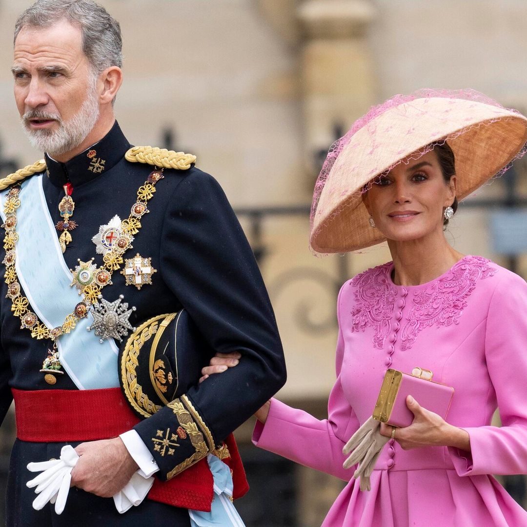 El fabuloso look rosa con el que la reina Letizia de España impactó en la coronación