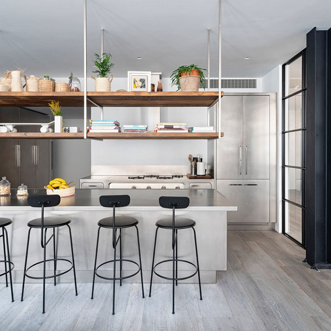 ¿Te atreves a decorar la cocina con muebles metálicos?