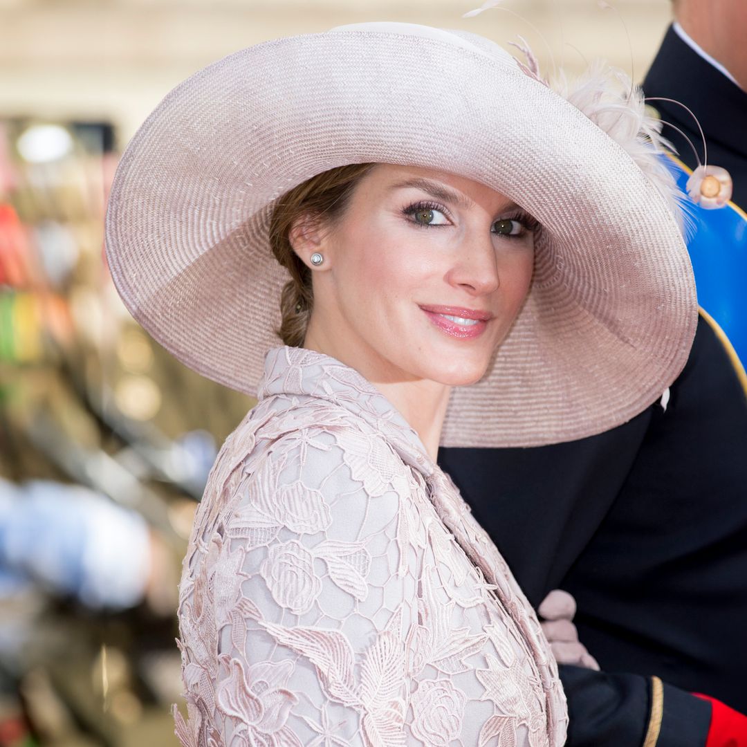 El sorprendente look con el que la reina Letizia conquistó Luxemburgo hace 14 años: pamela ladeada y un vestido por encima de las rodillas