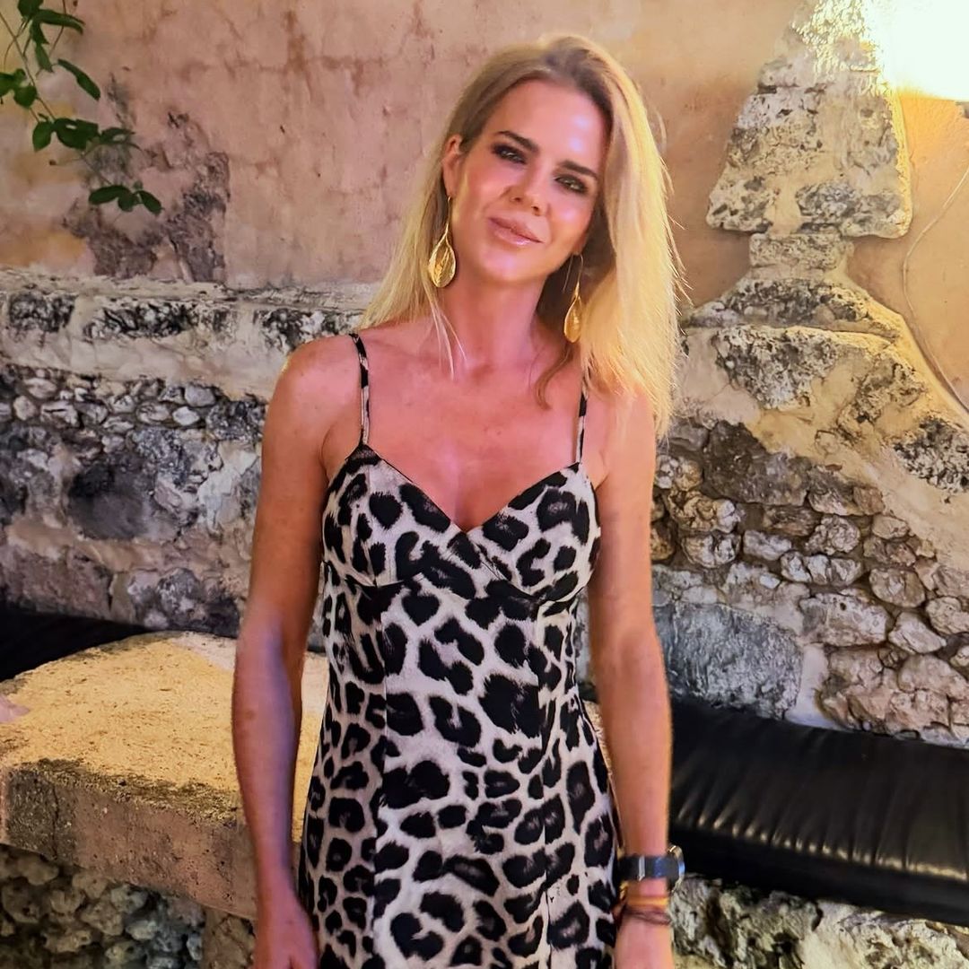 Amelia Bono tiene el vestido perfecto para los días más calurosos de Madrid: su diseño de leopardo favorito que ya llevó en el Caribe