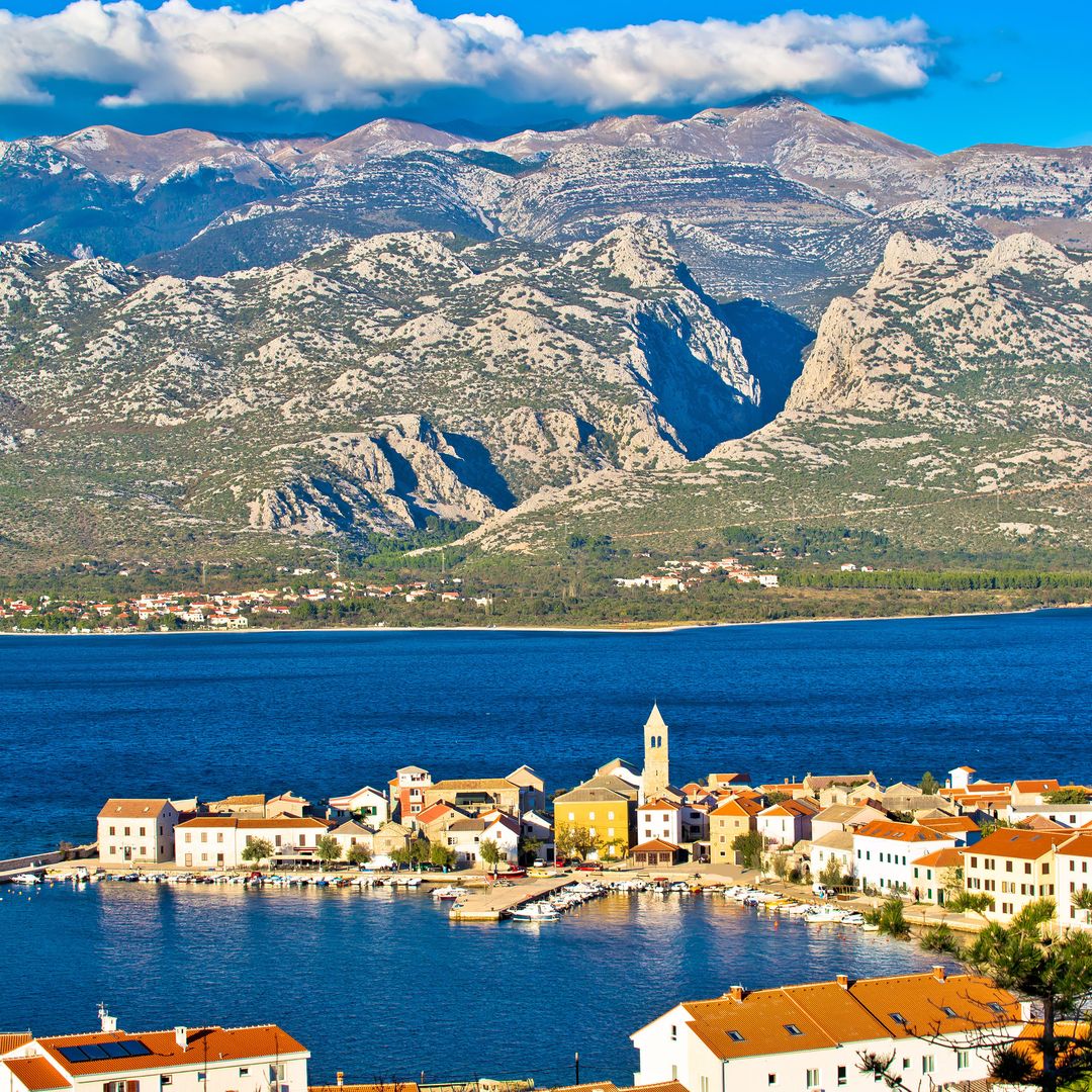 Vista del pueblo de Vinjerac con el monte Velebit al fondo, en el Parque Nacional de Paklenica, Croacia, Unesco