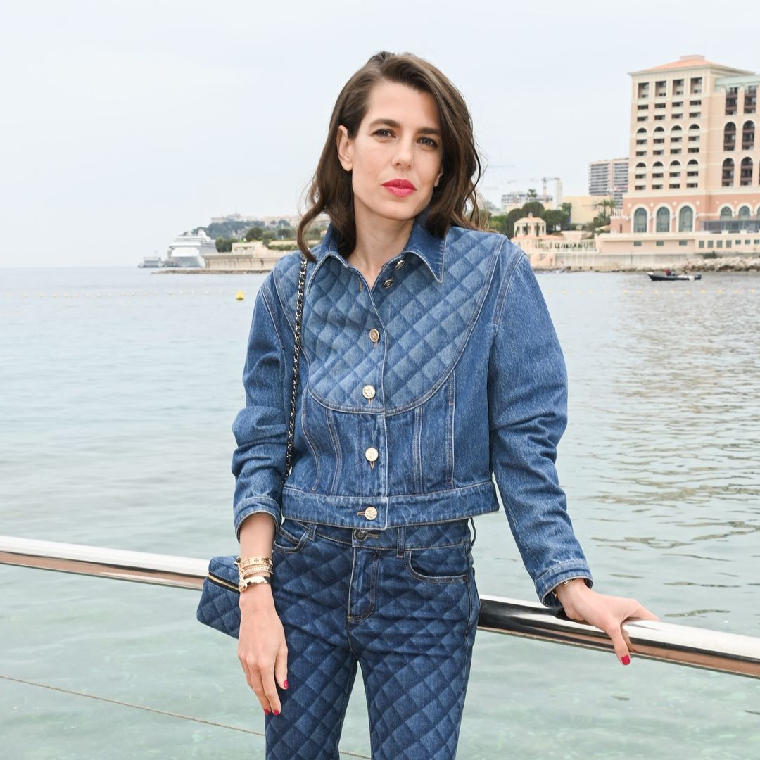5 looks royal con vaqueros: los trucos de reinas y princesas para combinar 'jeans' de forma elegante