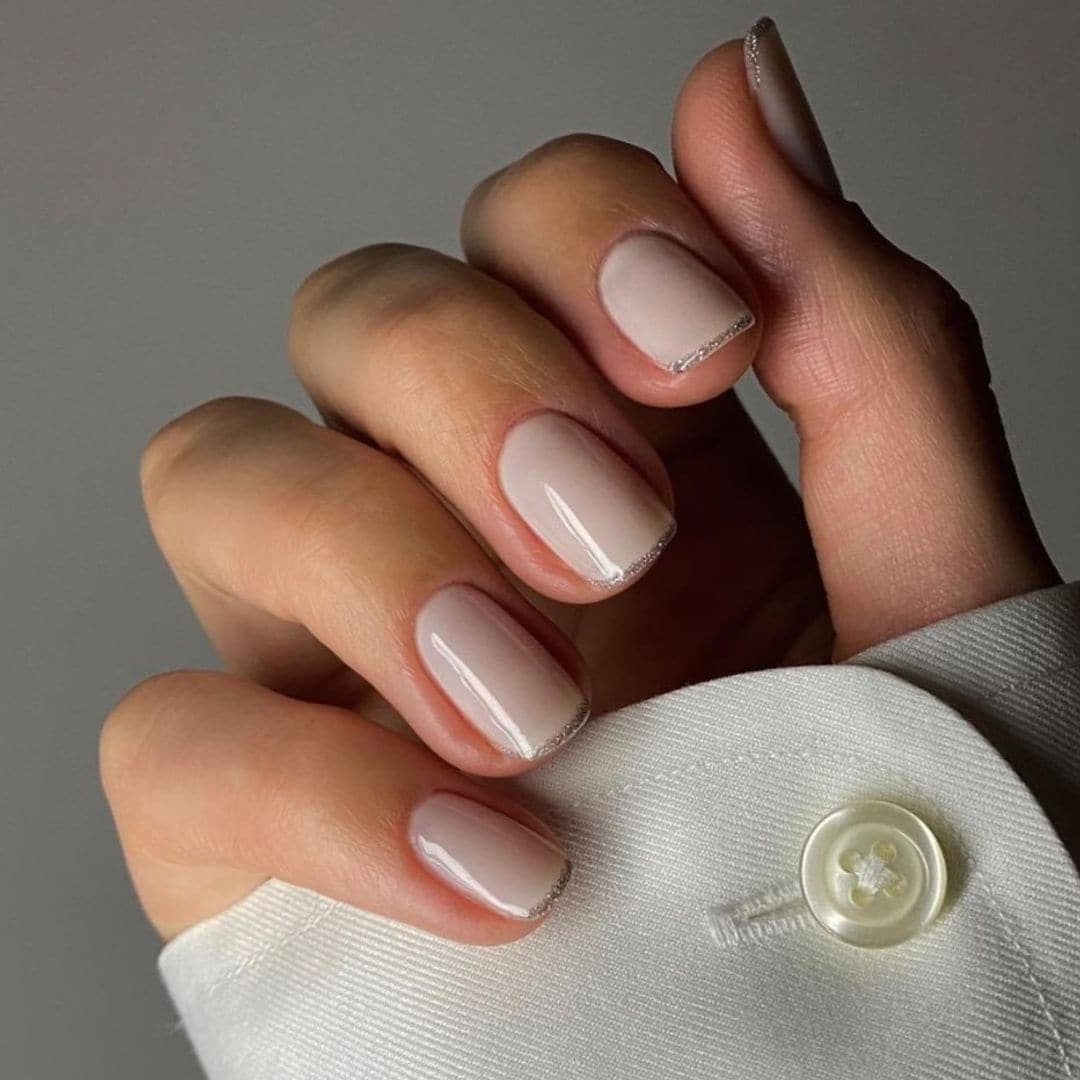 Uñas minimalistas con un toque festivo: 15 manicuras elegantes que no pasan desapercibidas