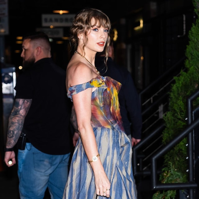 Plano medio de Taylor Swift con vestido estampado bardot
