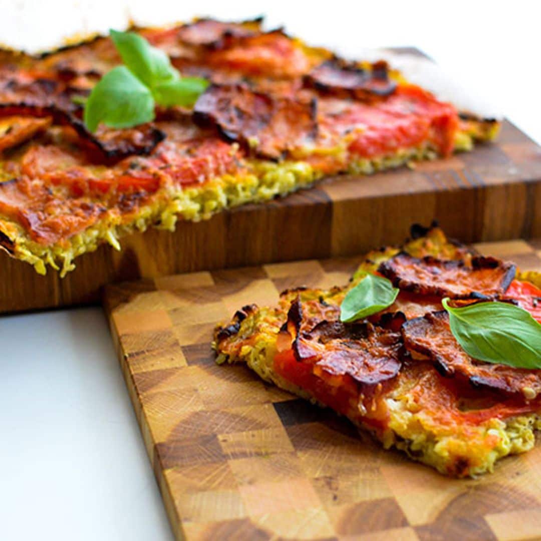 Pizza con masa de calabacín con tomate y pimiento rojo