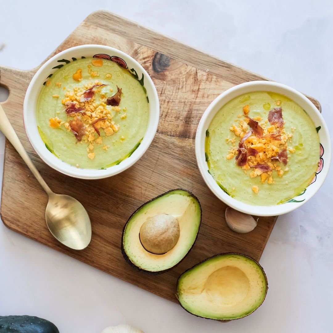 El salmorejo de aguacate que arrasa: más cremoso, más fresco y tan fácil como el clásico
