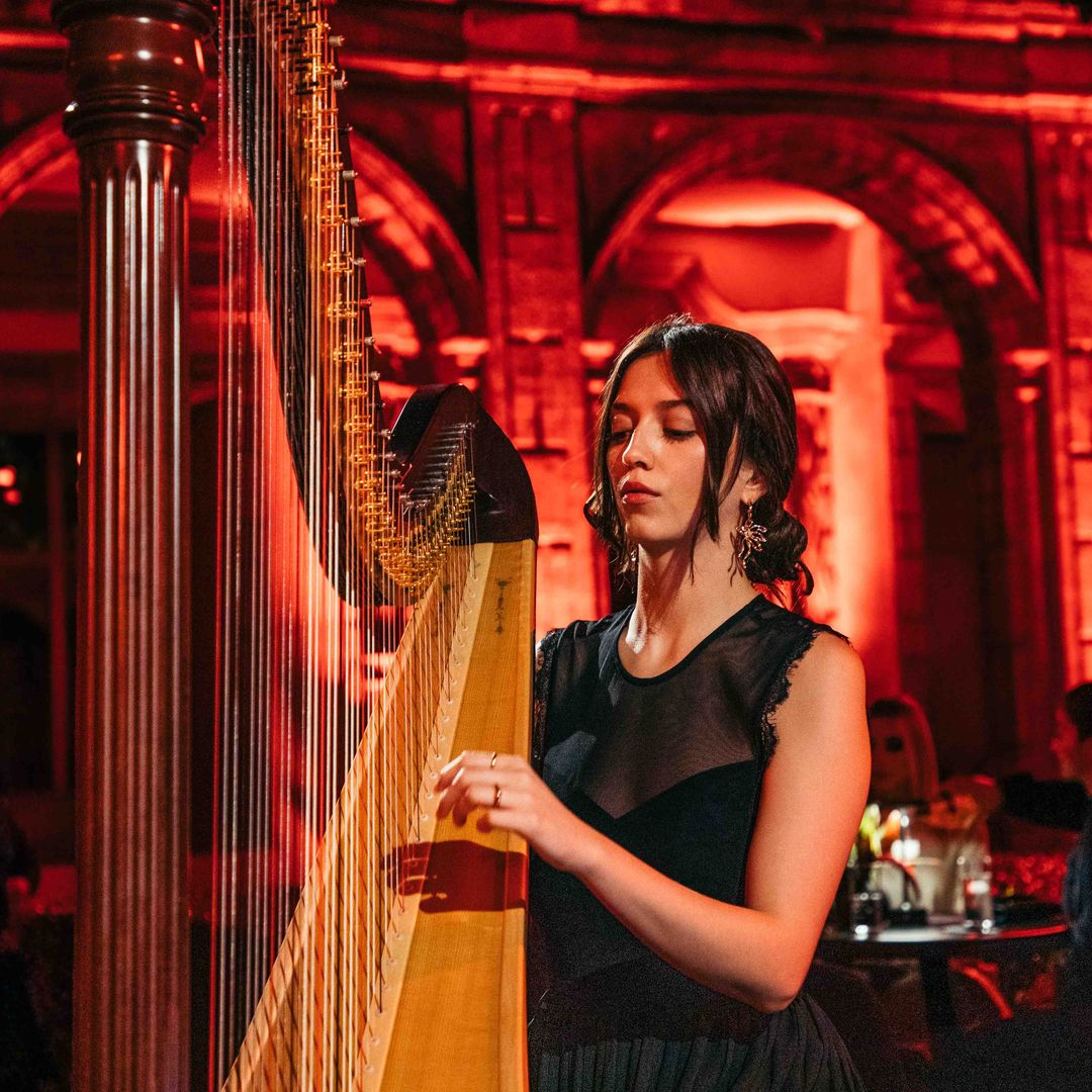 Alondra fue la elegida para amenizar el cóctel de bienvenida.