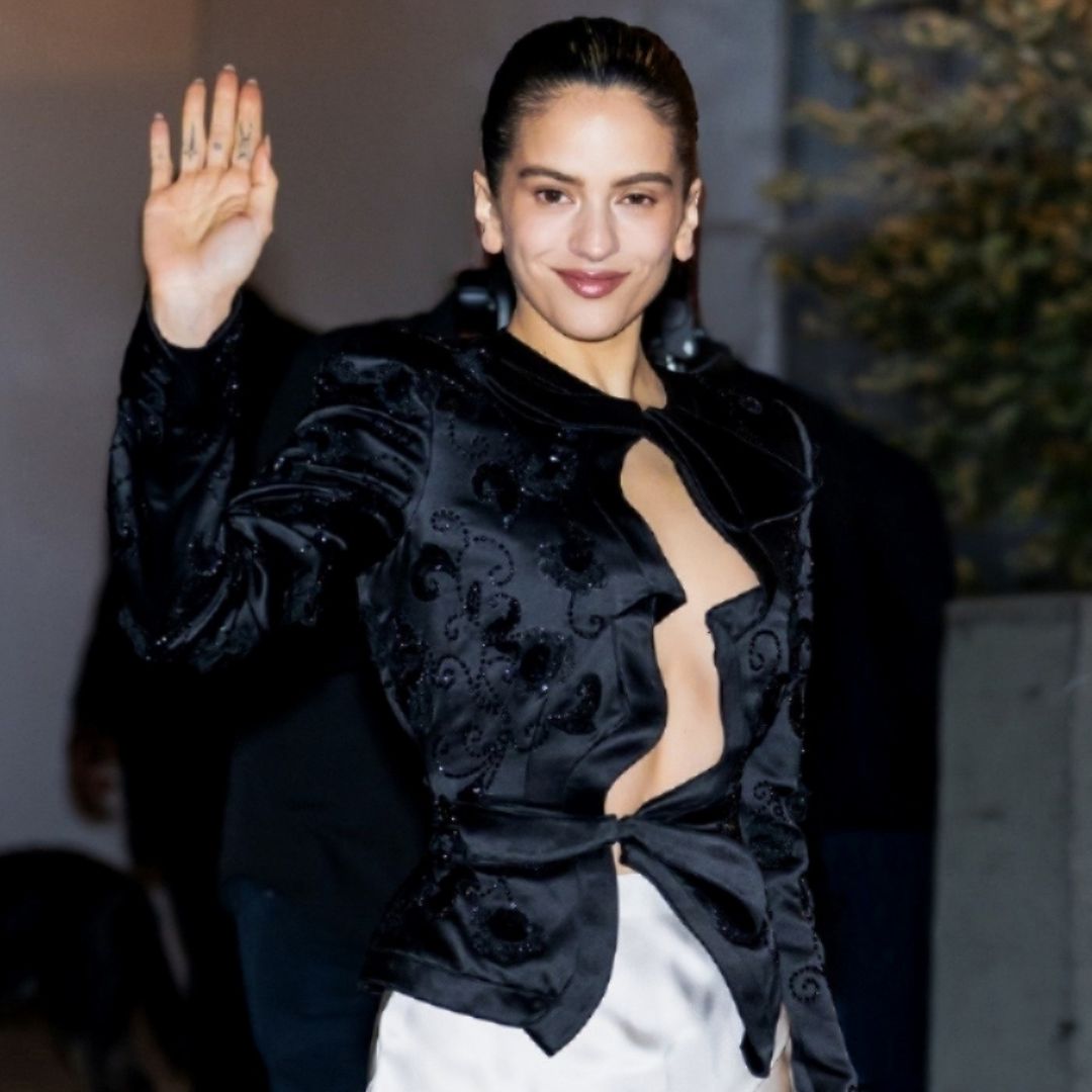 Rosalía sorprende caminando por las calles de Nueva York con una sugerente chaqueta de escote imposible de Schiaparelli